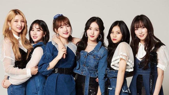 GFRIEND bối rối khi chứng kiến nam nghệ sĩ Nhật Bản mặc thiếu vải, cưỡng hôn trên show - Ảnh 1.