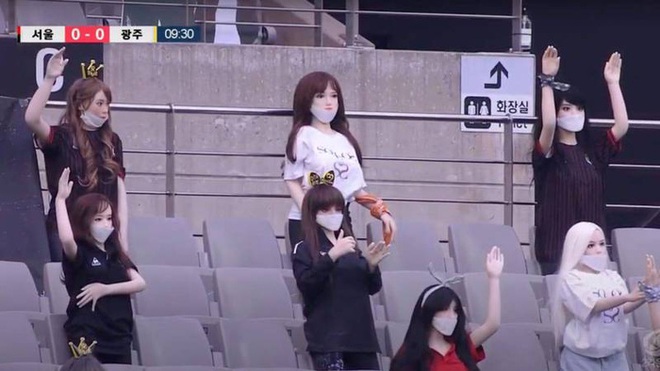 Phải đá kín nhưng trên sân của CLB Hàn Quốc vẫn xuất hiện khán giả, nhìn kỹ tất cả bỗng phát hiện ra một sự thật hết hồn - Ảnh 1.