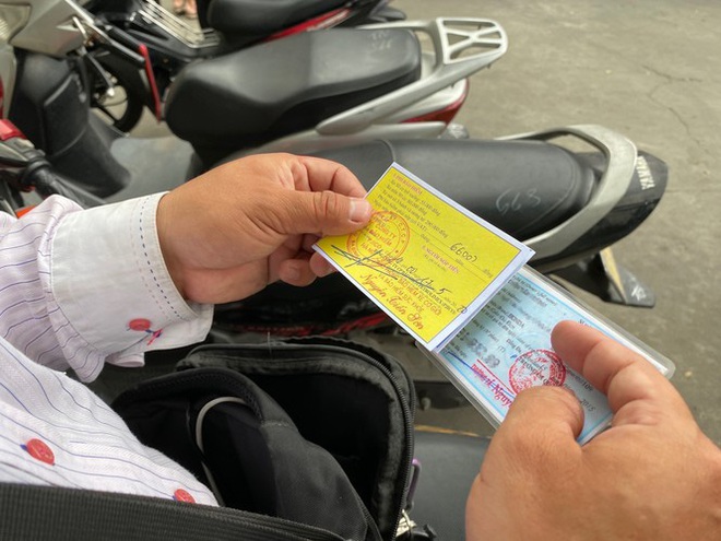 Người dân Hà Nội xếp hàng mua bảo hiểm xe máy - Ảnh 4.