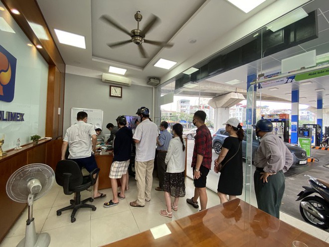 Người d&acirc;n H&agrave; Nội xếp h&agrave;ng mua bảo hiểm xe m&aacute;y - Ảnh 5.