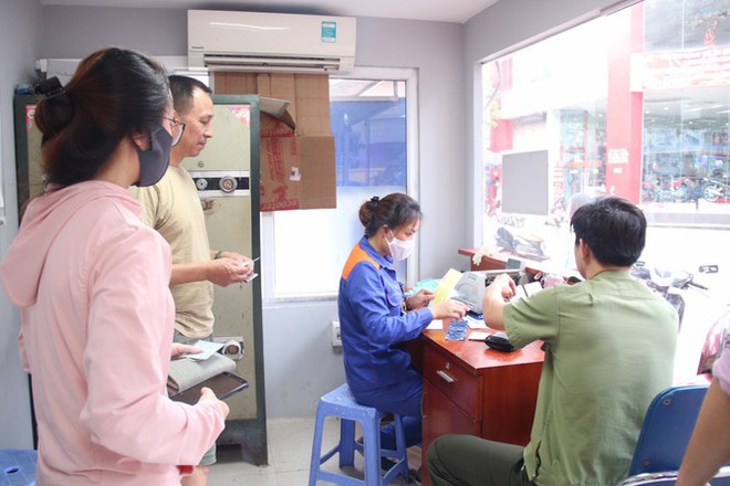 Người d&acirc;n H&agrave; Nội xếp h&agrave;ng mua bảo hiểm xe m&aacute;y - Ảnh 9.