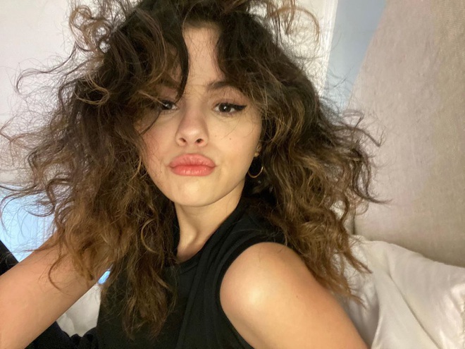 Sáng dậy make up sương sương selfie đầu bù tóc rối trên giường mà vẫn đẹp nức lòng, nhan sắc của Selena Gomez đúng là phạm quy mà! - Ảnh 1.