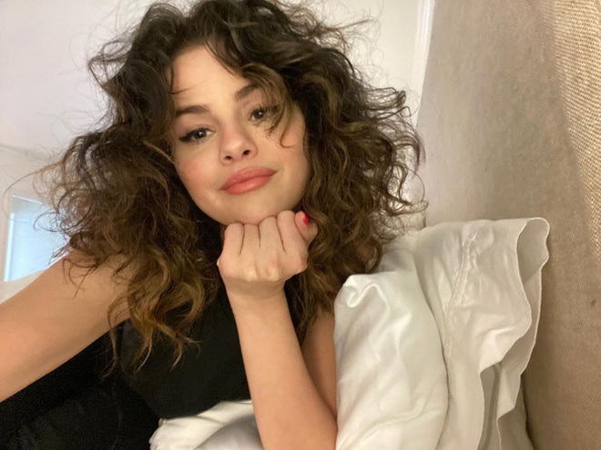 S&aacute;ng dậy make up sương sương selfie đầu b&ugrave; t&oacute;c rối tr&ecirc;n giường m&agrave; vẫn đẹp nức l&ograve;ng, nhan sắc của Selena Gomez đ&uacute;ng l&agrave; phạm quy m&agrave;! - Ảnh 2.