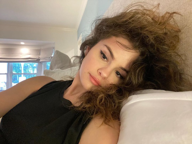 S&aacute;ng dậy make up sương sương selfie đầu b&ugrave; t&oacute;c rối tr&ecirc;n giường m&agrave; vẫn đẹp nức l&ograve;ng, nhan sắc của Selena Gomez đ&uacute;ng l&agrave; phạm quy m&agrave;! - Ảnh 4.