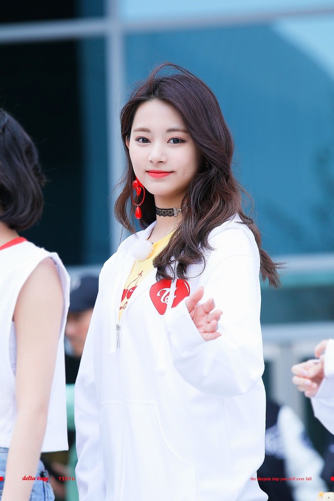 Nhan sắc ít phấn son của Tzuyu (Twice) gây tranh cãi: Lúc bị chê thậm tệ, lúc lại đẹp như thiên thần - Ảnh 1.