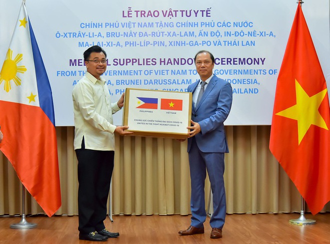 Việt Nam hỗ trợ trang thiết bị y tế cho 8 nước đang bị dịch Covid-19 - Ảnh 6.