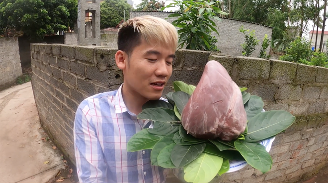 Sau h&agrave;ng chục c&uacute; lừa từ con trai, cuối c&ugrave;ng cũng c&oacute; l&uacute;c b&agrave; T&acirc;n Vlog tinh tế nhận ra hương vị thật của quả tim si&ecirc;u to khổng lồ m&agrave; con trai l&agrave;m cho ăn - Ảnh 2.