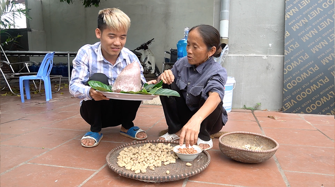 Sau hàng chục cú lừa từ con trai, cuối cùng cũng có lúc bà Tân Vlog tinh tế nhận ra hương vị thật của quả tim siêu to khổng lồ mà con trai làm cho ăn - Ảnh 1.