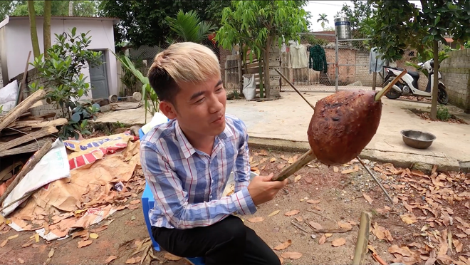 Sau h&agrave;ng chục c&uacute; lừa từ con trai, cuối c&ugrave;ng cũng c&oacute; l&uacute;c b&agrave; T&acirc;n Vlog tinh tế nhận ra hương vị thật của quả tim si&ecirc;u to khổng lồ m&agrave; con trai l&agrave;m cho ăn - Ảnh 3.