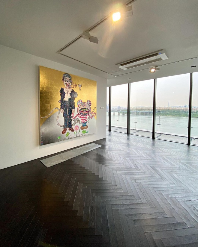 T.O.P khoe nhà cao cấp như phòng triển lãm nhưng... trống rỗng, ai dè nội thất được “chốt đơn” cho G-Dragon: Giá 1 bức tranh tận 61 tỷ? - Ảnh 1.