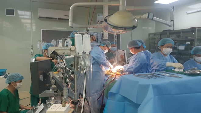 Chuyển 2 lá gan của người phụ nữ chết não từ Hà Nội vào TPHCM cứu sống một bệnh nhân xơ gan nặng - Ảnh 1.