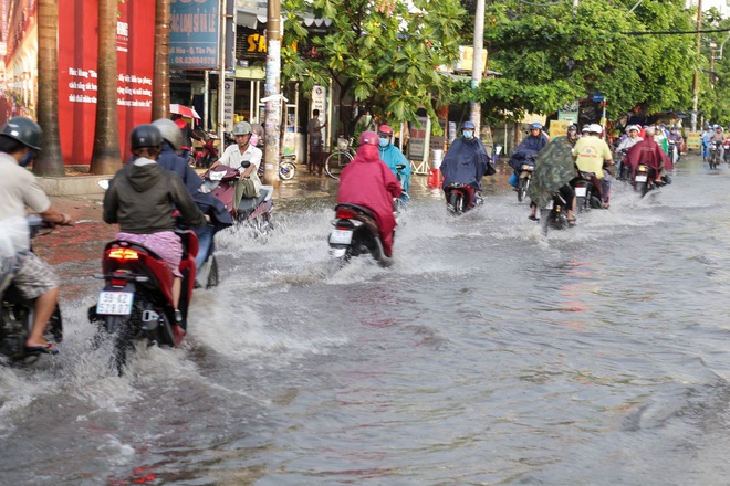 Ảnh: Mưa xối xả vào chiều tan tầm, người Sài Gòn mệt mỏi vì hứng trọn “combo” ngập nước và kẹt xe - Ảnh 7.