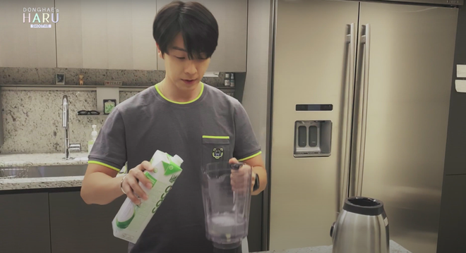 Fan &ldquo;soi&rdquo; thấy một loại nước dừa đ&oacute;ng hộp Việt Nam xuất hiện trong gian bếp của nam idol Super Junior, c&ograve;n được sử dụng với mục đ&iacute;ch đặc biệt - Ảnh 2.