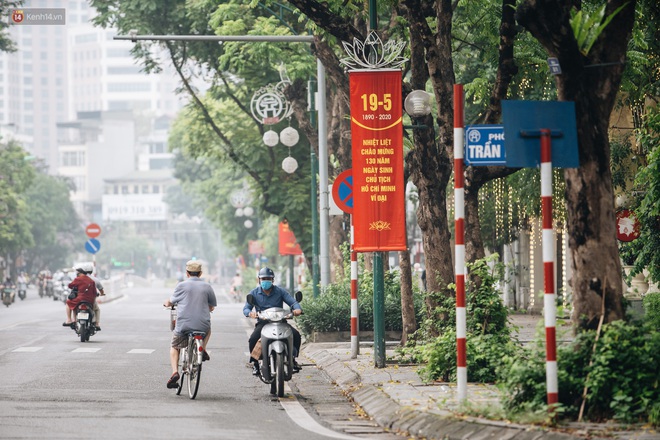 130 năm sinh nhật Bác Hồ: Người Hà Nội đến dự lễ chào cờ ở Quảng trường Ba Đình lịch sử, phố phường rực rỡ cờ hoa - Ảnh 13.