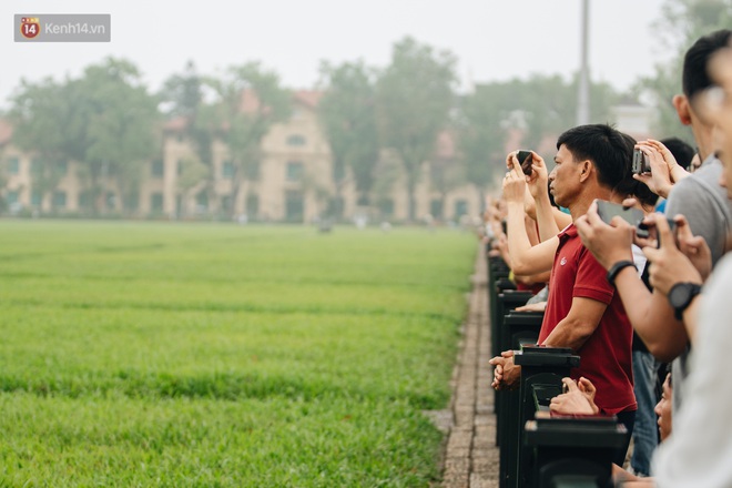 130 năm sinh nhật Bác Hồ: Người Hà Nội đến dự lễ chào cờ ở Quảng trường Ba Đình lịch sử, phố phường rực rỡ cờ hoa - Ảnh 8.