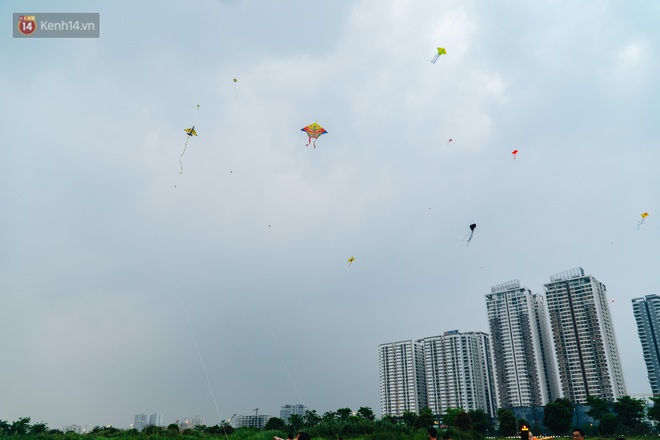 Chùm ảnh: Người lớn, trẻ nhỏ đổ về bãi đất trống khu đô thị Tây Hồ Tây để thả diều  - Ảnh 16.