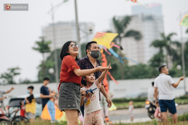 Chùm ảnh: Người lớn, trẻ nhỏ đổ về bãi đất trống khu đô thị Tây Hồ Tây để thả diều  - Ảnh 13.