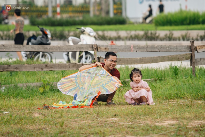 Chùm ảnh: Người lớn, trẻ nhỏ đổ về bãi đất trống khu đô thị Tây Hồ Tây để thả diều  - Ảnh 7.