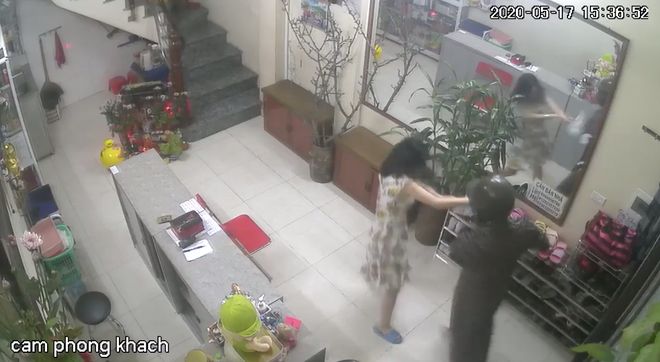 Hà Nội: Đang làm việc trong cửa hàng, người phụ nữ bất ngờ bị đối tượng lạ mặt mặc áo chống nắng lao vào đánh tát tới tấp - Ảnh 2.