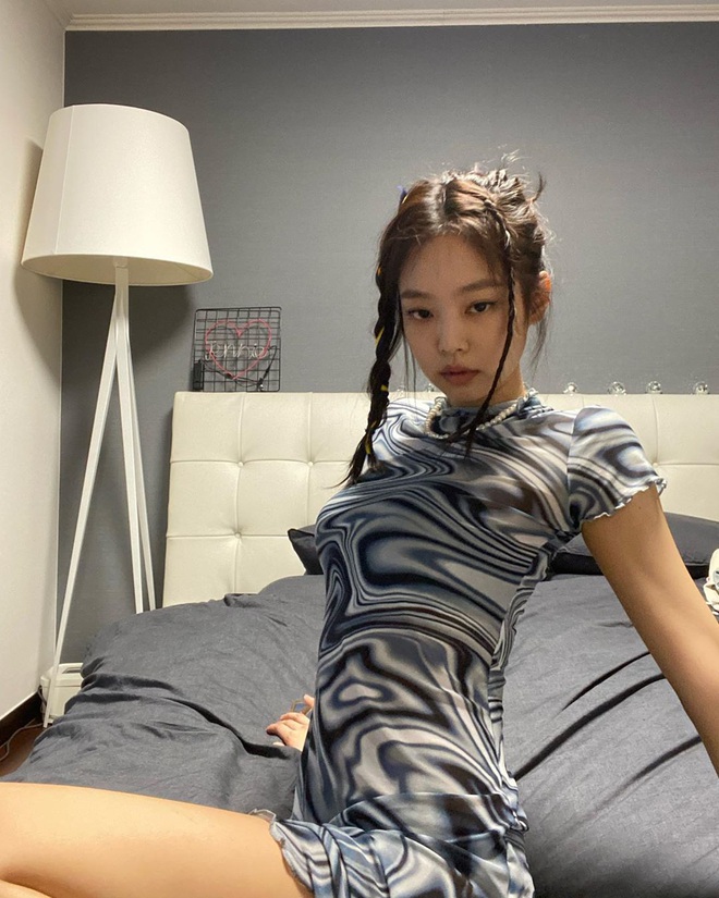 Nửa đêm Jennie (BLACKPINK) spam cả BST ảnh, rinh 25 triệu like: Thay 101 bộ đồ hiệu, selfie lăn lộn trên giường, sốc vì body - Ảnh 5.