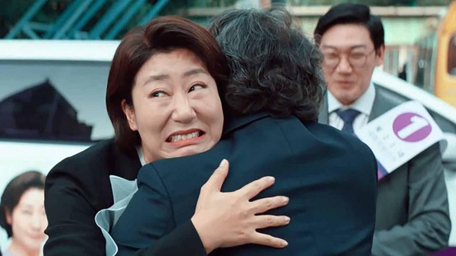 Review BÀ HOÀNG NÓI DỐI: Phim hài hay xuất sắc của quý bà da báo và bà ngoại quốc dân xứ Hàn - Ảnh 3.