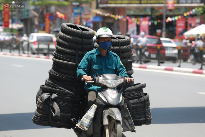 Hà Nội: Sinh viên nhăn mặt, người lao động oằn mình di chuyển dưới nắng nóng như thiêu đốt - Ảnh 3.