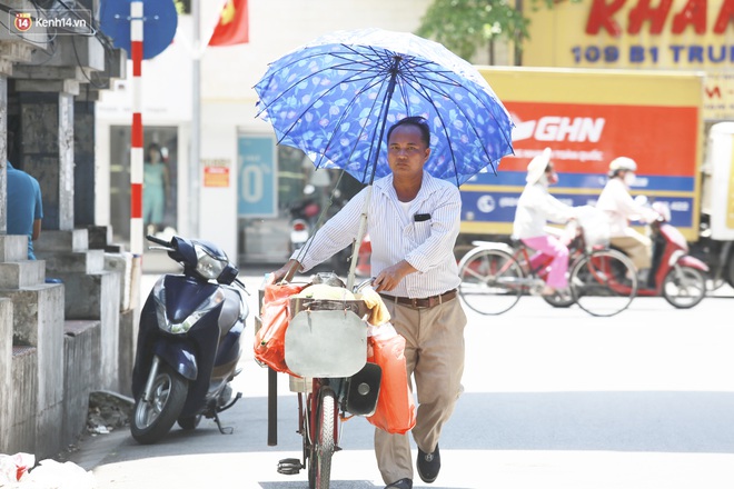 Hà Nội: Sinh viên nhăn mặt, người lao động oằn mình di chuyển dưới nắng nóng như thiêu đốt - Ảnh 14.