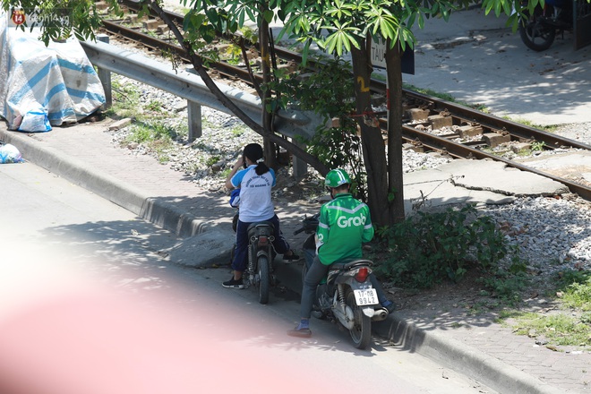 Hà Nội: Sinh viên nhăn mặt, người lao động oằn mình di chuyển dưới nắng nóng như thiêu đốt - Ảnh 8.