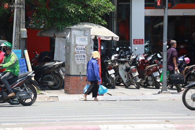 Hà Nội: Sinh viên nhăn mặt, người lao động oằn mình di chuyển dưới nắng nóng như thiêu đốt - Ảnh 6.