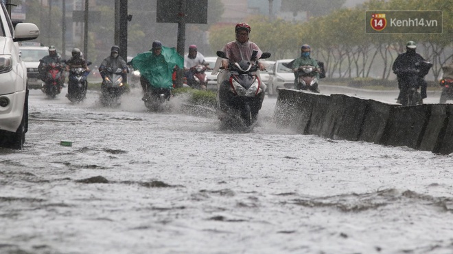 TP.HCM: Rốn ngập Nguyễn Hữu Cảnh lênh láng như sông sau trận mưa trắng trời - Ảnh 6.