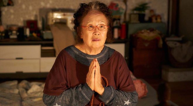Review BÀ HOÀNG NÓI DỐI: Phim hài hay xuất sắc của quý bà da báo và bà ngoại quốc dân xứ Hàn - Ảnh 9.