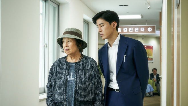 Review BÀ HOÀNG NÓI DỐI: Phim hài hay xuất sắc của quý bà da báo và bà ngoại quốc dân xứ Hàn - Ảnh 6.