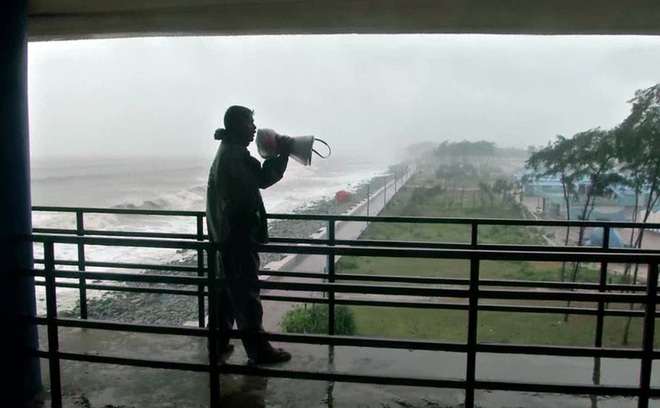 Si&ecirc;u b&atilde;o Amphan đổ bộ v&agrave;o Ấn Độ v&agrave; Bangladesh - Ảnh 2.