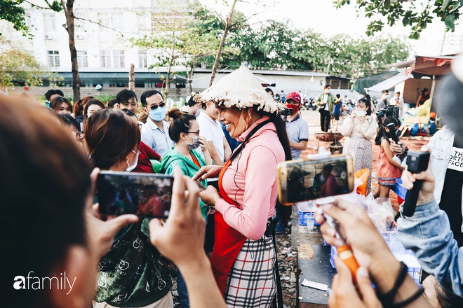 Cát Thy - Nhờ cái miệng quá duyên mà trở thành Diva với hàng bánh tráng trộn nổi nhất Sài Gòn, mỗi ngày có hàng trăm người đến tìm để quay hình, chụp ảnh - Ảnh 7.