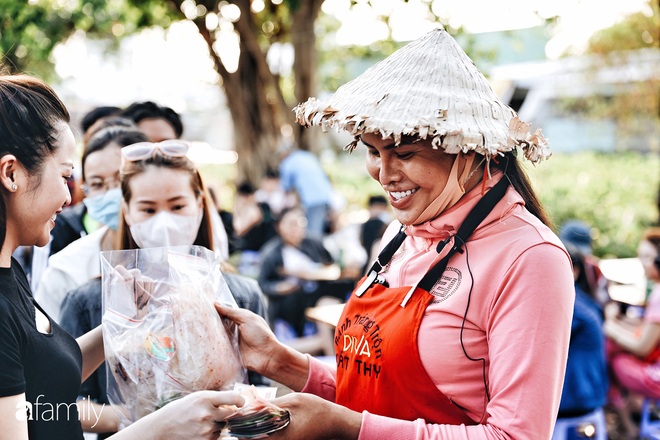 Cát Thy - Nhờ cái miệng quá duyên mà trở thành Diva với hàng bánh tráng trộn nổi nhất Sài Gòn, mỗi ngày có hàng trăm người đến tìm để quay hình, chụp ảnh - Ảnh 15.