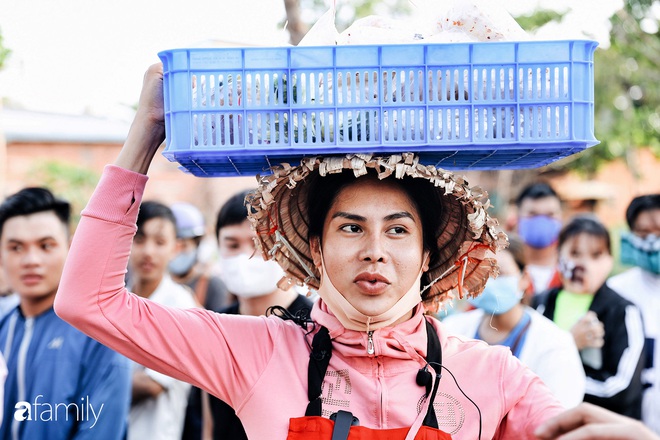 Cát Thy - Nhờ cái miệng quá duyên mà trở thành Diva với hàng bánh tráng trộn nổi nhất Sài Gòn, mỗi ngày có hàng trăm người đến tìm để quay hình, chụp ảnh - Ảnh 3.