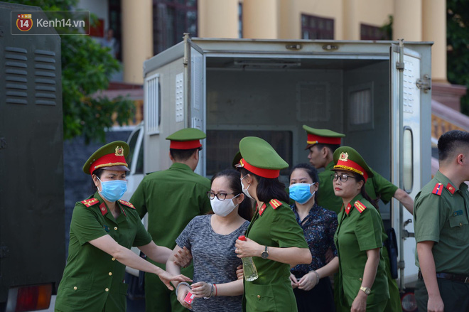 Tuyên án vụ gian lận thi THPT ở Hòa Bình: Chủ mưu lĩnh 8 năm tù, bản án thấp nhất 15 tháng tù treo - Ảnh 2.