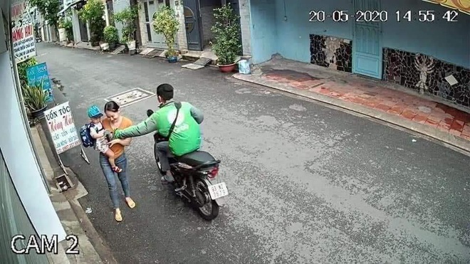 Bắt tài xế GrabBike có hành vi cướp giật điện thoại của người mẹ đang bồng con nhỏ ở Sài Gòn - Ảnh 1.