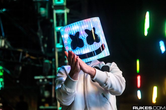 Xôn xao tấm ảnh DJ bí ẩn Marshmello lộ mặt thật điển trai sexy, nhưng sự thật ra sao thì đến... đồng nghiệp lâu năm cũng chưa dám chắc! - Ảnh 4.