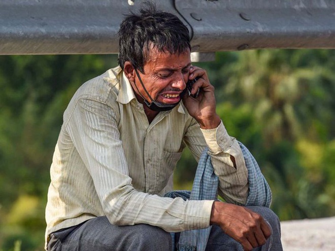 Bức ảnh người đàn ông ngồi khóc thảm thiết bên vệ đường lan truyền trên MXH và câu chuyện đằng sau đầy đau thương - Ảnh 1.