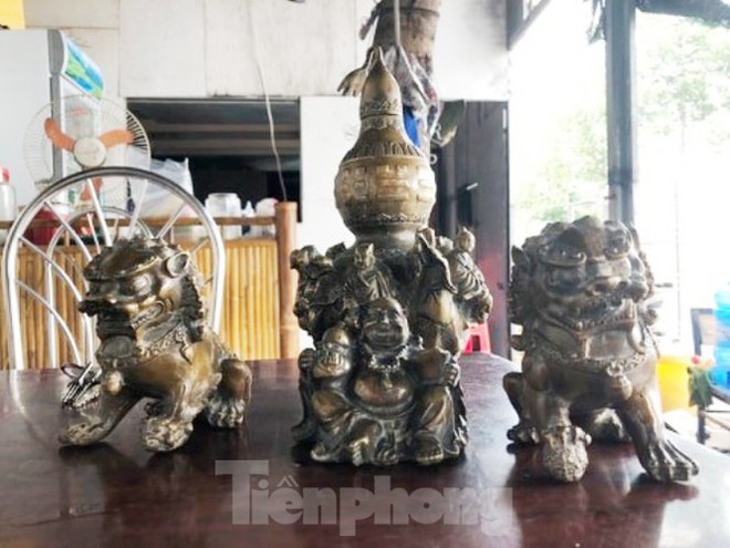 Đ&agrave;o m&oacute;ng l&agrave;m nh&agrave; ở B&igrave;nh Dương, ph&aacute;t hiện nhiều tượng đồng kỳ lạ - Ảnh 2.