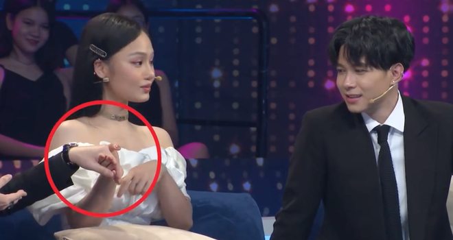 Miu L&ecirc; g&acirc;y sốt Người ấy l&agrave; ai v&igrave; qu&aacute; dễ thương: Gắt gỏng với Hương Giang, nhảy tưng tưng tr&ecirc;n ghế, kh&ocirc;ng xem Anh Đức l&agrave; đ&agrave;n &ocirc;ng! - Ảnh 3.