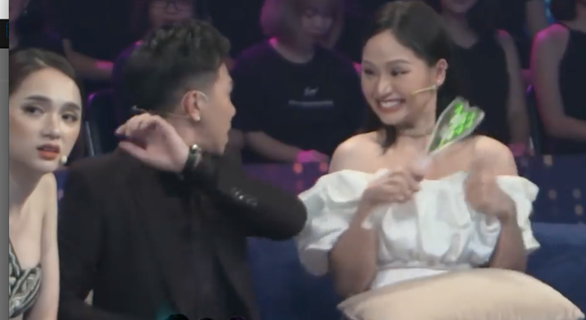 Miu L&ecirc; g&acirc;y sốt Người ấy l&agrave; ai v&igrave; qu&aacute; dễ thương: Gắt gỏng với Hương Giang, nhảy tưng tưng tr&ecirc;n ghế, kh&ocirc;ng xem Anh Đức l&agrave; đ&agrave;n &ocirc;ng! - Ảnh 6.