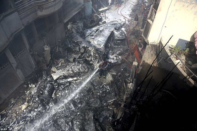 Hiện trường tang thương trong vụ rơi máy bay ở Pakistan: Nhiều nhà dân đổ sập, khói đen bốc lên ngùn ngụt - Ảnh 8.