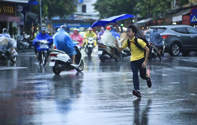 Chấm dứt nắng nóng 40 độ, Hà Nội dự báo có mưa giông từ chiều tối và đêm nay - Ảnh 1.