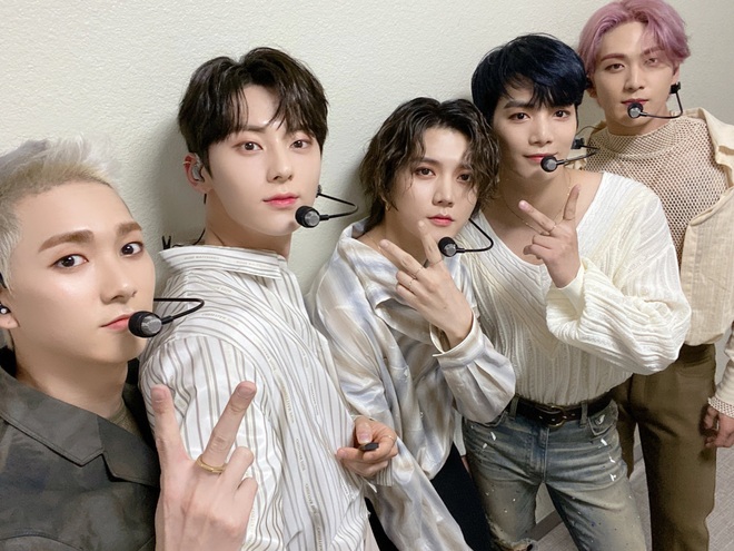 Thắng IU - SUGA với số điểm chỉ thua BTS năm 2020, NUEST ăn nhậu trên sân khấu khiến netizen cạn lời, gọi đây là phần encore lạ lùng nhất - Ảnh 2.