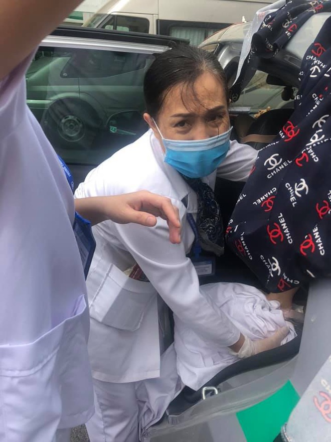 Hà Nội: Sản phụ bắt taxi lên bệnh viện sinh con nhưng tắc đường, tài xế cho xe ghé vào Trung tâm Kiểm soát Bệnh tật nhờ giúp đỡ - Ảnh 1.