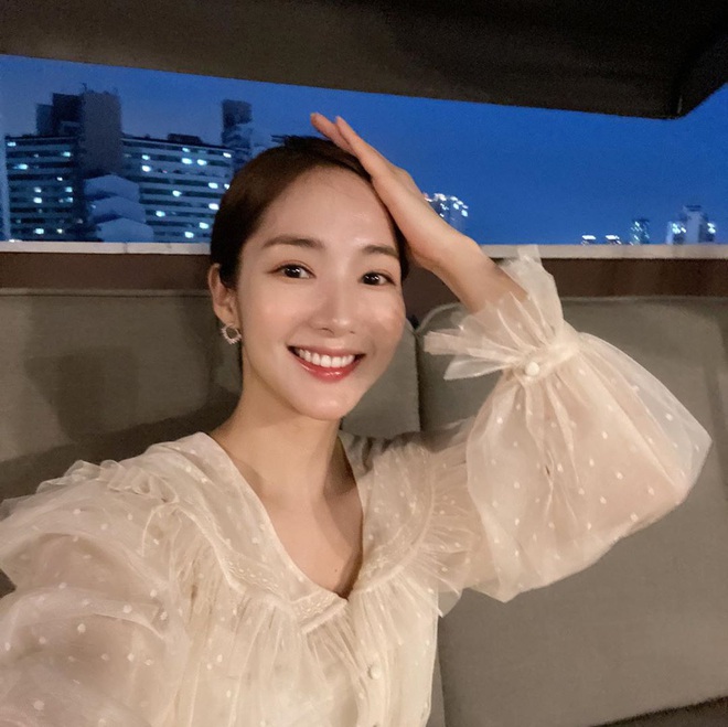 Không khoái lắm dáng áo nhàn nhạt, Park Min Young mê mấy kiểu áo blouse rất điệu mà cũng rất sang này cơ! - Ảnh 1.