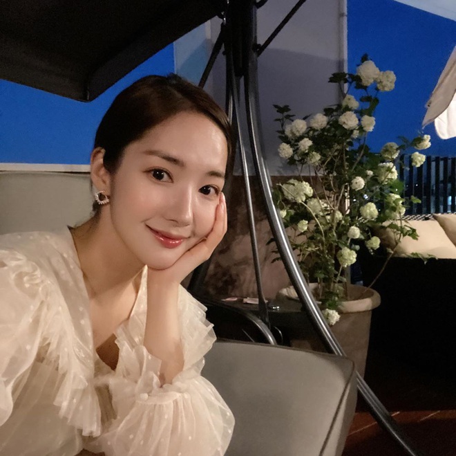 Không khoái lắm dáng áo nhàn nhạt, Park Min Young mê mấy kiểu áo blouse rất điệu mà cũng rất sang này cơ! - Ảnh 2.