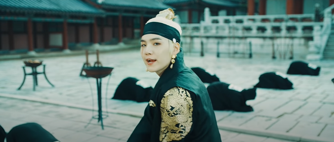 Giải mã MV của SUGA (BTS): Tên ca khúc là một điệu nhạc cổ, câu chuyện về vị Vua tàn bạo khét tiếng cùng rất nhiều biểu tượng văn hoá Hàn Quốc được cài cắm - Ảnh 10.